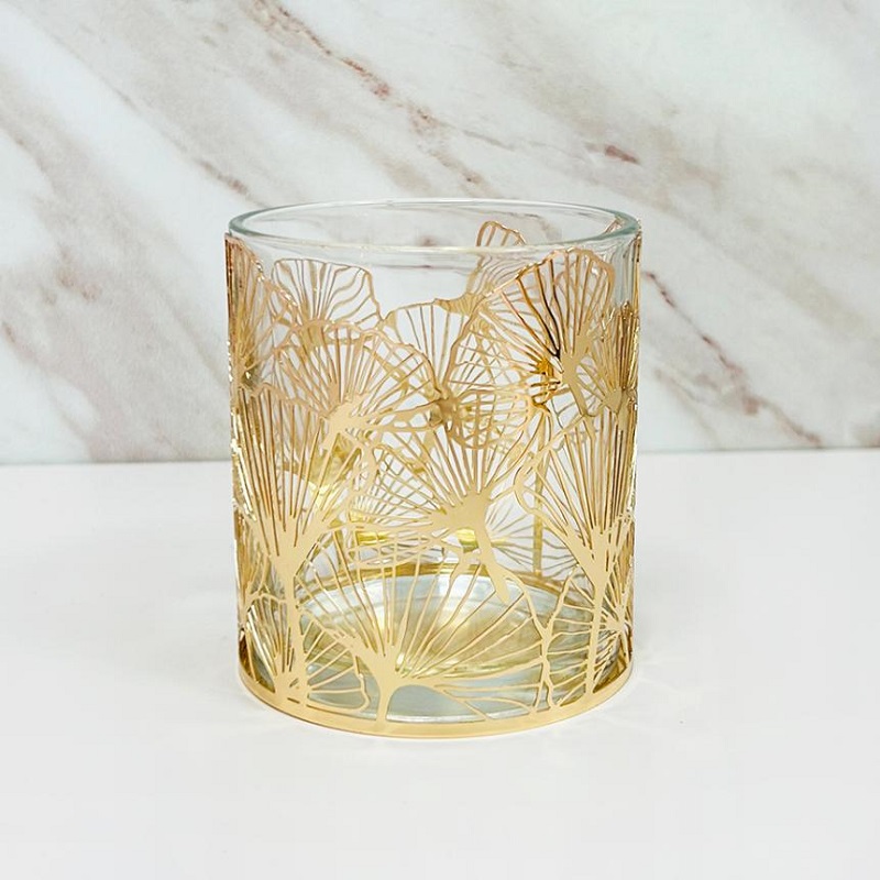 O elegante castiçal de vidro ginkgo dourado da casa foi lançado, iluminando um novo reino da estética doméstica.