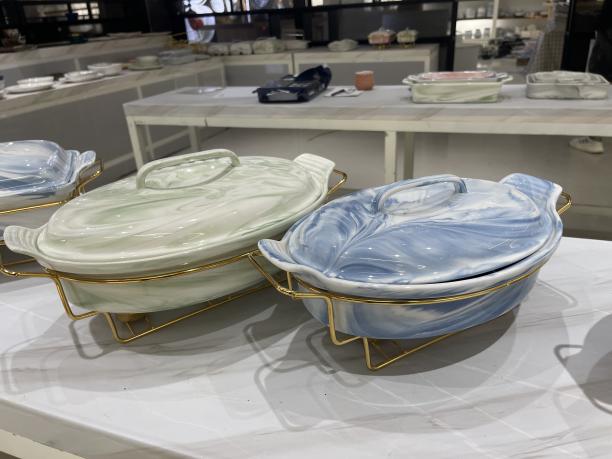 Prato de cerâmica marmorizado: uma mistura perfeita de arte e praticidade na mesa de jantar