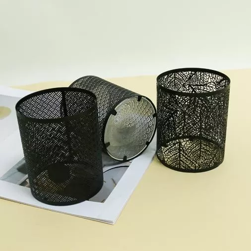 Castiçal de metal preto
