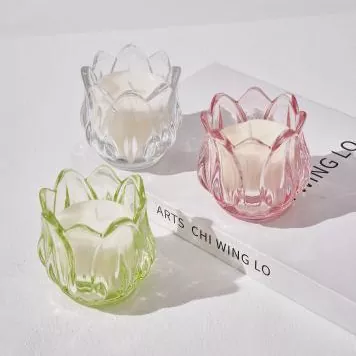 Vela de vidro colorida em formato de tulipa