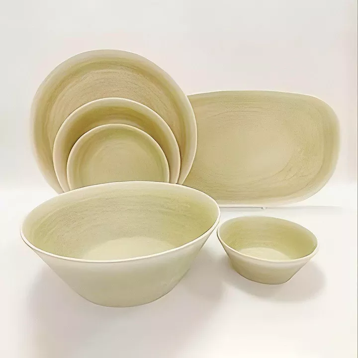 Conjunto de louça de cerâmica creme