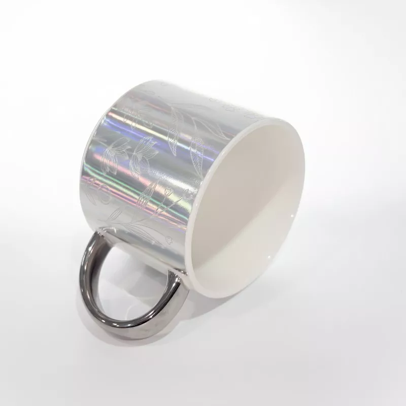 Caneca de cerâmica com decalque de galvanoplastia