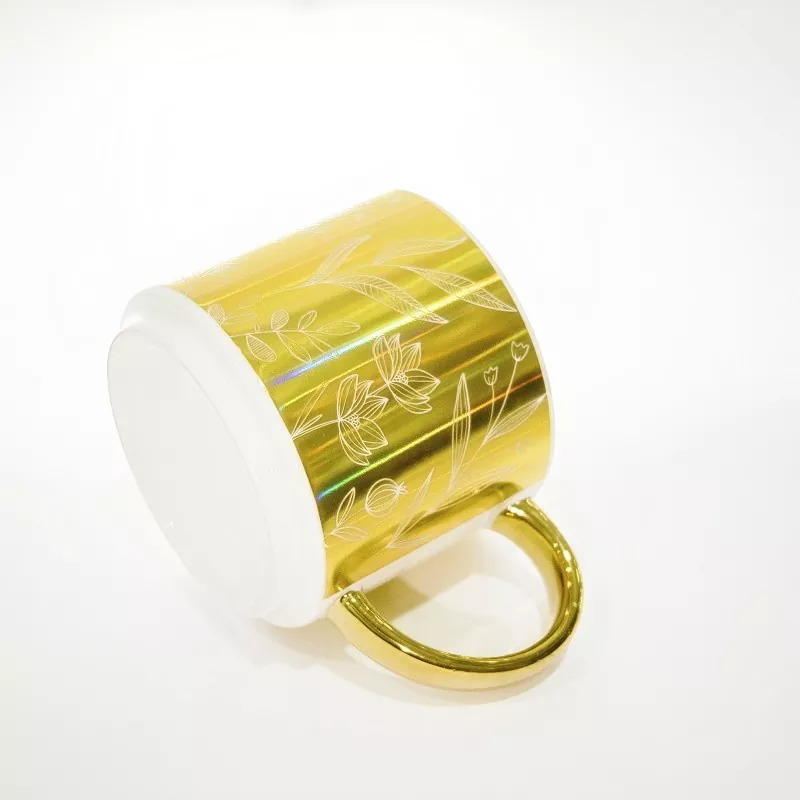 Caneca de cerâmica com decalque de galvanoplastia