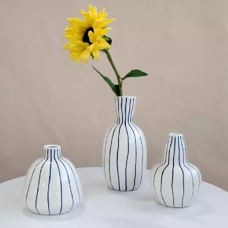 Vaso de Cerâmica de Linha Geométrica