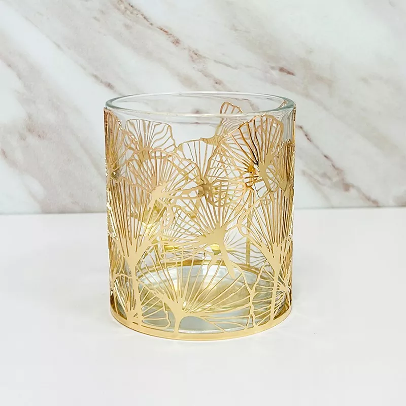 Castiçal de metal com folha de ginkgo dourado