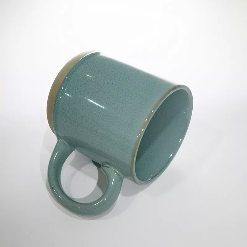 Caneca Azul Simples e Moderna de Cerâmica para Viagem