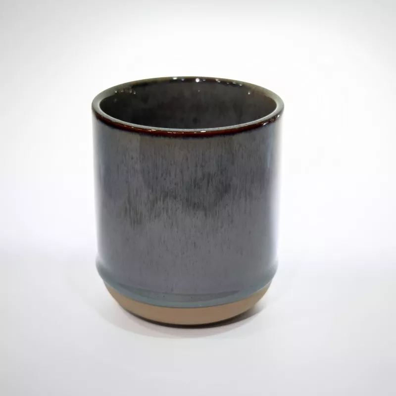 Caneca cinza de viagem de cerâmica simples e moderna Caneca cinza de viagem de cerâmica simples e moderna