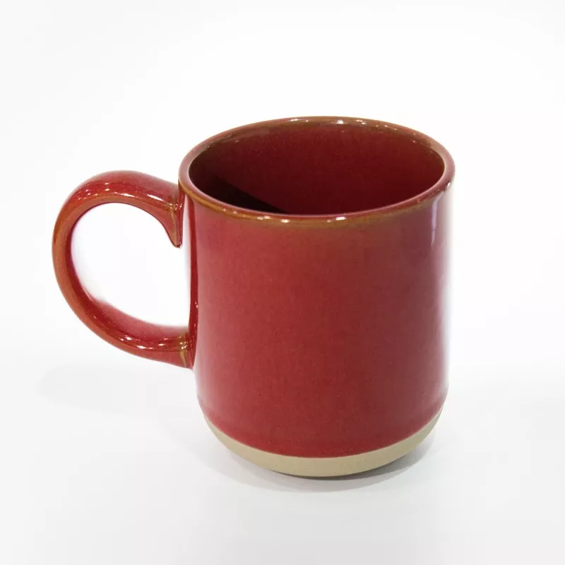 Caneca vermelha de viagem de cerâmica simples e moderna