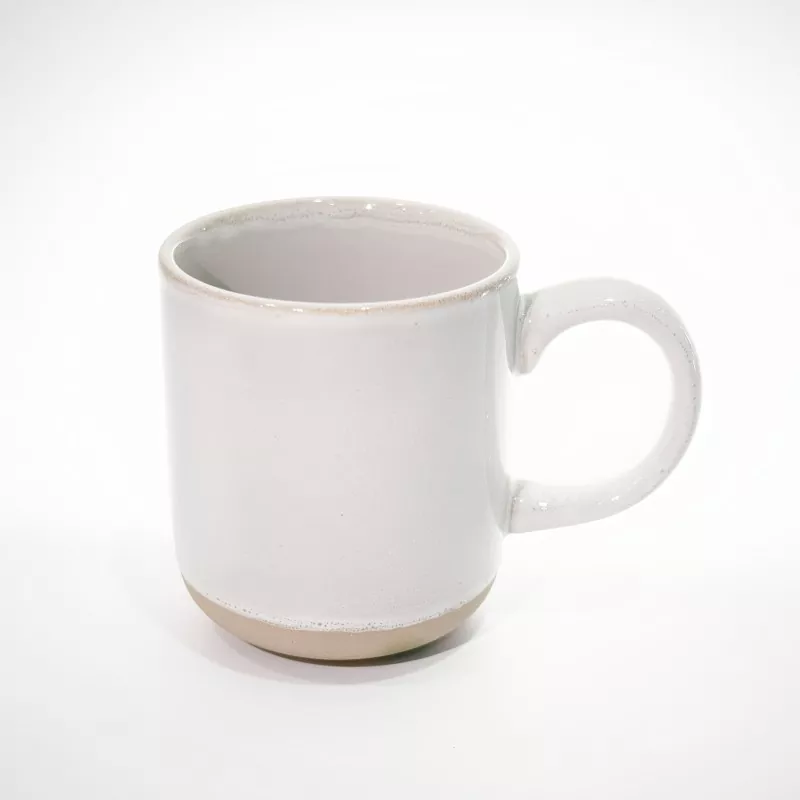 Caneca branca de viagem de cerâmica simples e moderna Caneca branca de viagem de cerâmica simples e moderna