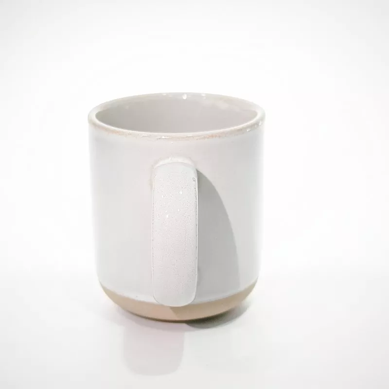 Caneca branca de viagem de cerâmica simples e moderna