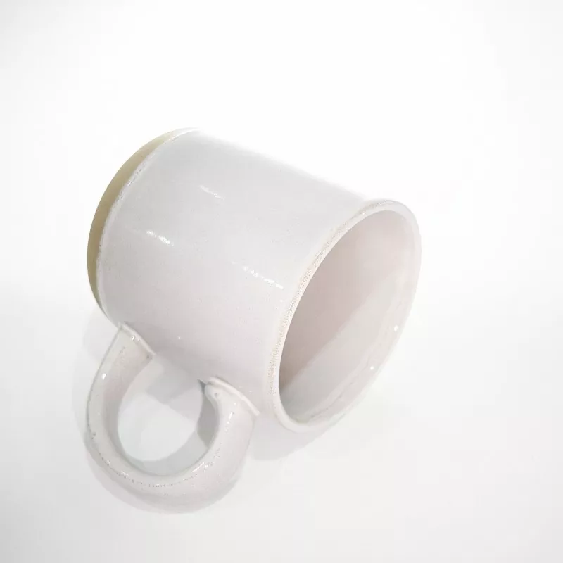 Caneca branca de viagem de cerâmica simples e moderna
