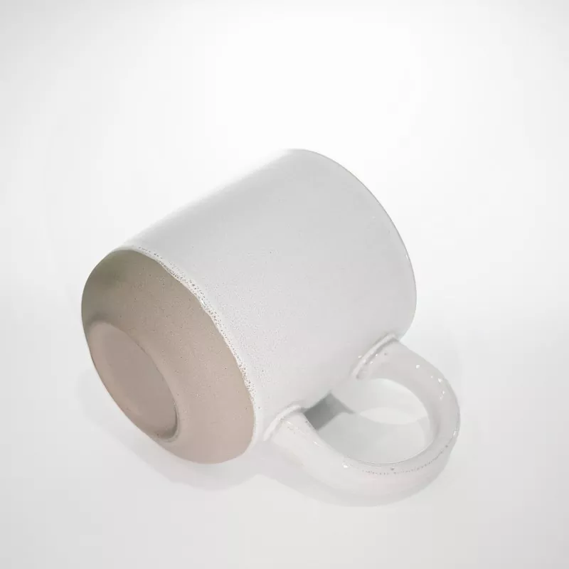 Caneca branca de viagem de cerâmica simples e moderna