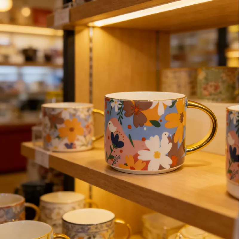 Caneca de cerâmica floral vibrante com detalhes dourados Caneca de cerâmica floral vibrante com detalhes dourados