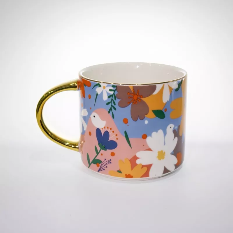 Caneca de cerâmica floral vibrante com detalhes dourados