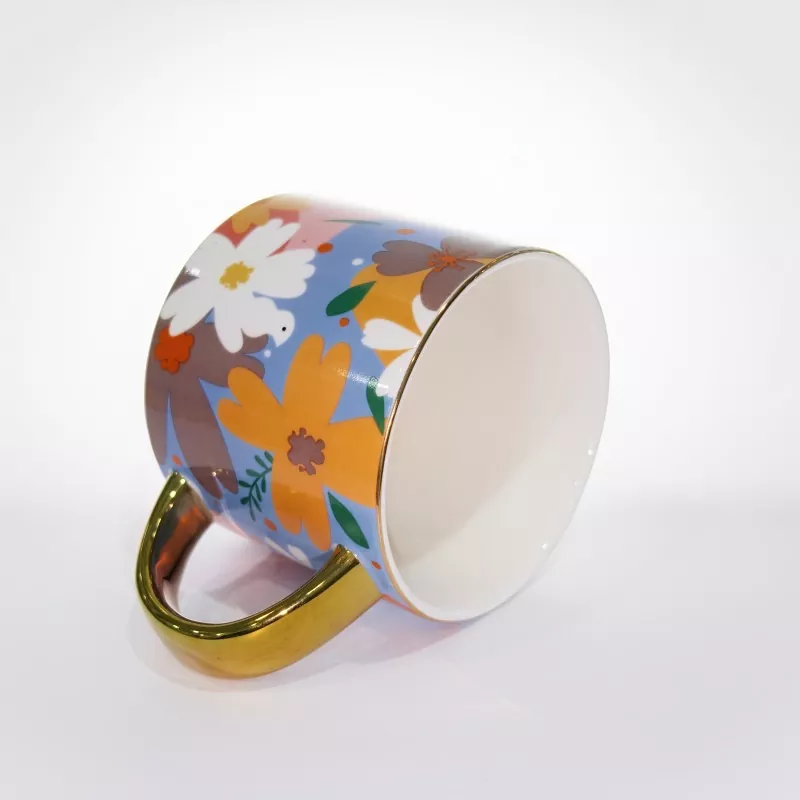 Caneca de cerâmica floral vibrante com detalhes dourados