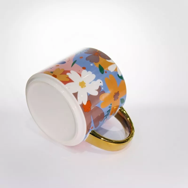 Caneca de cerâmica floral vibrante com detalhes dourados